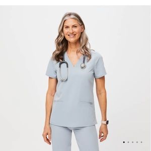 FIGS Casma three pocket scrub top size small